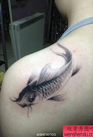 Mazs un skaists brīvroku kalmāra tetovējums uz jūsu pleciem