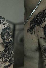 Olkapää on erittäin hallitseva huivi lohikäärme erittäin uros tatuointi malli