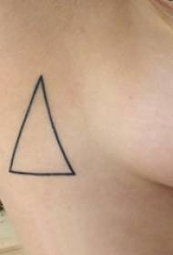 πλάγια όψη τατουάζ πλευρά μέση κορίτσι πλευρά μέση σε μαύρο τρίγωνο εικόνα τατουάζ