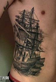 padrão de tatuagem de barco da cintura