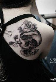 Na ramenu crno-bijela lubanja ruža tetovaža tetovaža