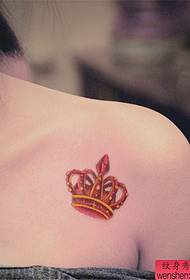 Patrón de tatuaje de corona de color de hombro de mujer