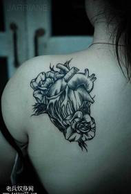 Moteriškos nugaros širdies rožės tatuiruotės paveikslėlis
