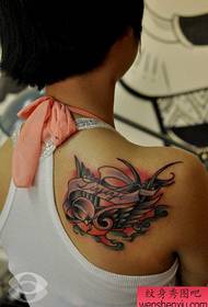 女孩的肩膀美麗的小燕子紋身圖案