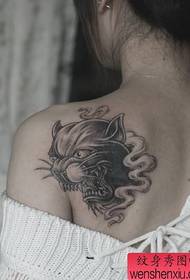 Tyttö olkapää musta pantteri pää tatuointi malli