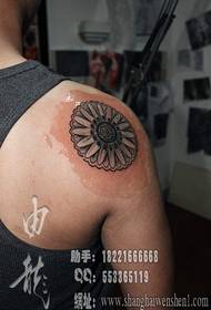 Popularne muške cvjetne tetovaže na ramenima dječaka