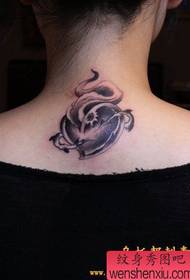 Mujer lleva un patrón de tatuaje de amor