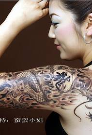 Tatuaj modeloj barbaraj ŝultroj superregantaj bildojn de drakoj