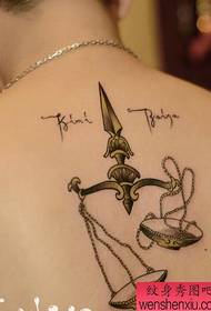 Tattoo show, odporúčame tetovanie vzor popruhu cez rameno