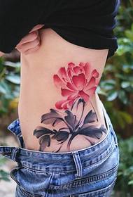 skönhet i sidled midja och underbar lotus frestelse tatuering