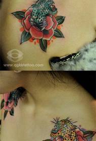 Dievčatá sa pozerajú na populárne ruže a leopardské tetovanie na pleciach