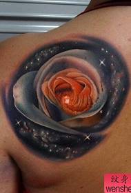 Los tatuajes de tatuajes de rosas de color de hombro son compartidos por tatuajes