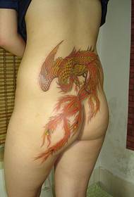 Tatteni Phoenix tattoo wuxuu ku habboon yahay dabada dusha dumarka