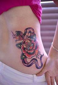 蛇和玫瑰個性腰部紋身圖案