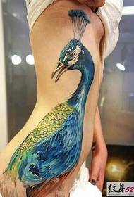 Farverig påfugl tatovering ved taljen