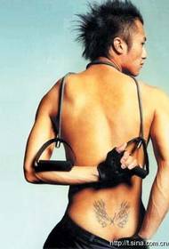 Tatuaje de la cintura de Nicholas Tse