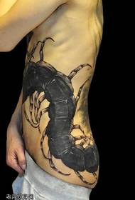 Patrón de tatuaje negro grande cintura