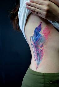 derék gyönyörű élénk színű toll tetoválás minta