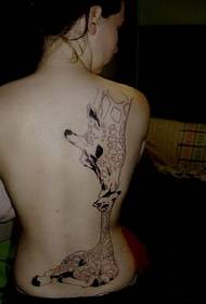 Tatuaż z żyrafą w talii