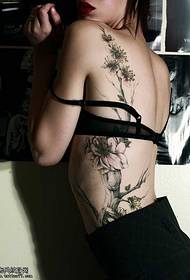 modèle de tatouage floraison arbre de taille