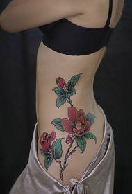 pinggang kecil dengan tatu tatu bunga cantik