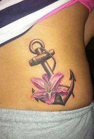 jangkar apik lan pola tato kembang ing pinggul wanita