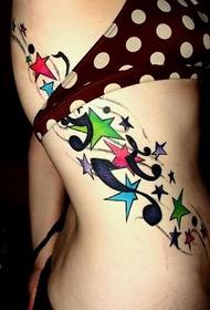 patrón de tatuaje de nota de color respaldado por belleza