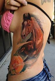 sānos jostasvietā zirgojošs zirga un rozes tetovējums