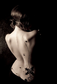 တီထွင်ဖန်တီးမှုတက်တူးရဲ့နောက်ကျောမှာ sexy အလှတရား tattoo