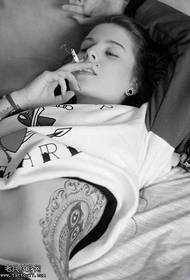 cintura lateral personalitat model de tatuatge de dona