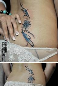 pola tato bunga biru yang indah