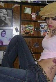 девојка у струку црвена ружа тетоважа узорак