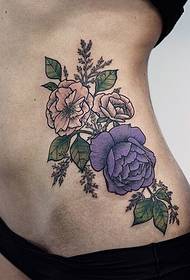女性腰部玫瑰刺青图片