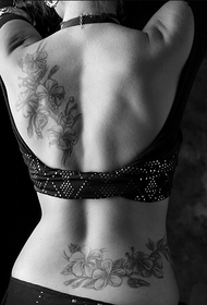 Weibliches Rückseiten-Blumentätowierungs-Muster