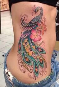 убава тетоважа со паун на женскиот половината