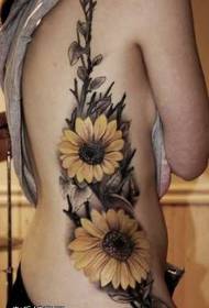 कंबर सुंदर सूर्यफूल टॅटू नमुना