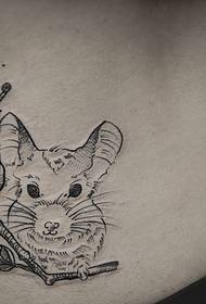 허리에 검은 색과 흰색 작은 동물 문신 문신