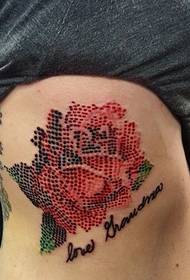 एक सुंदर क्रॉस-सिलाई गुलाब टैटू पर सुंदर क्रॉस सिलाई