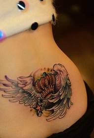 Sieviešu vidukļa spārnu kroņa piecu smailu zvaigžņu tetovējumu attēli