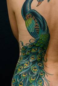 peacock tatuajea emakumezkoaren bizkarrean