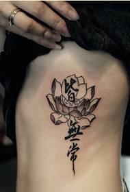 seksowna kobieta po stronie talii piękny obraz tatuażu z lotosem