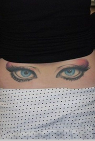 tatuaggio affascinante dell'occhio della vita posteriore femminile