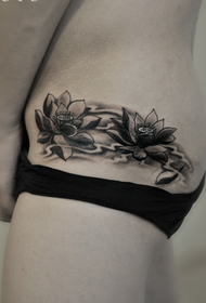 tattoo ya lotus iliyofunika kovu kwenye kiuno