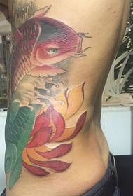 divu krāsainu lielo kalmāru tetovējumi, kas krīt uz sānu vidukļa