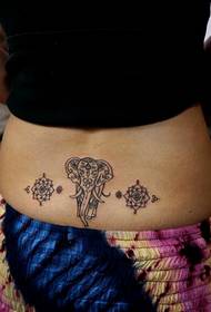 Tatuaje de elefante en cintura de beleza