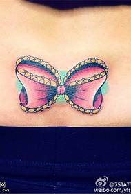 v páse farba malé čerstvé tetovanie motýlika