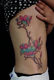 pragtige blom tatoeëring op die middel is baie sexy