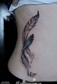 Patrón de tatuaje de pluma de cintura