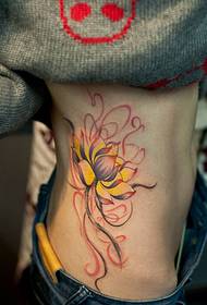 sievietes sānu vidukļa lotosa tetovējums