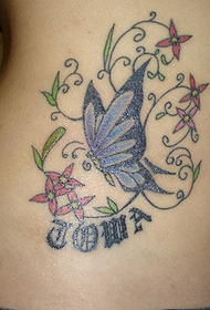 ljubičasta tetovaža leptira na struku